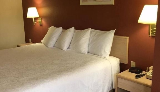 Comfort and Convenience! Free Breakfast & Parking, Minutes to Arkansas Museum