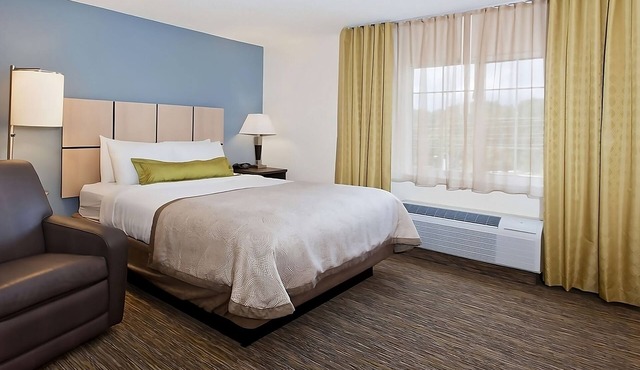 Comfort and Convenience! Free Parking, Pets Allowed, Minutes to Speed Raceway