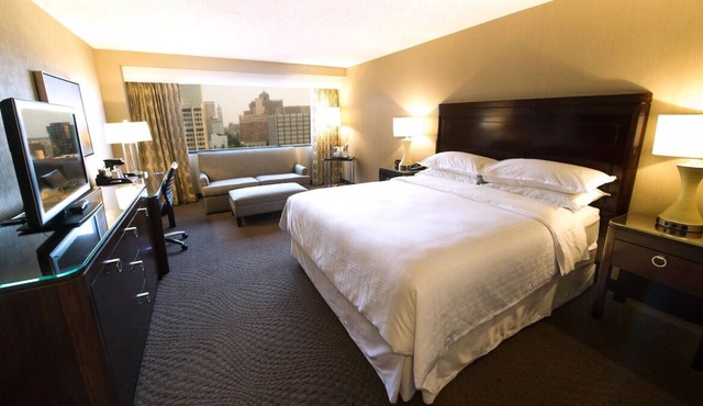 Comfort and Convenience! Steps to Dining, Shopping, Live Music on Beale St.