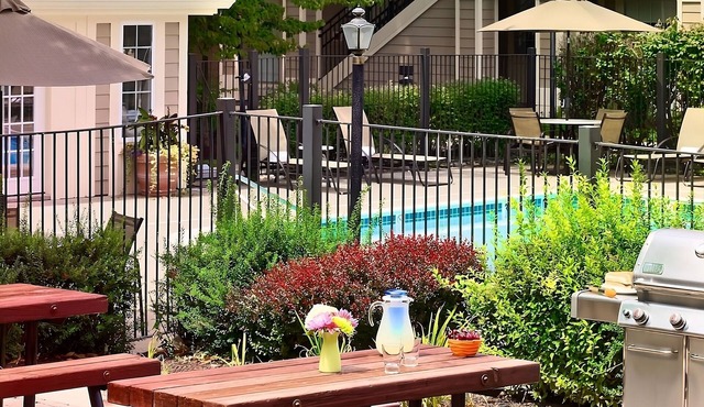 Comfort and Convenience! Parking, Pets Allowed, Near Memphis Zoo!