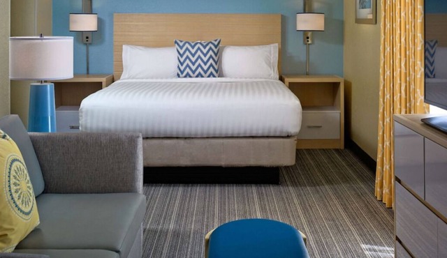 Comfort and Convenience! Outdoor Pool, Parking, Pets Allowed, Near Memphis Zoo!