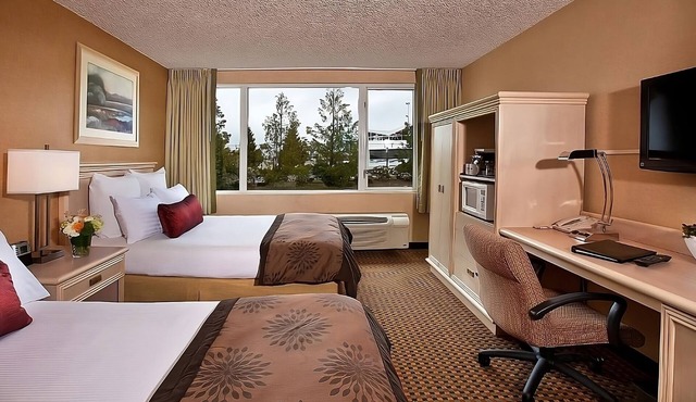 Comfort and Convenience! Free Parking and Airport Shuttle, Pets Allowed