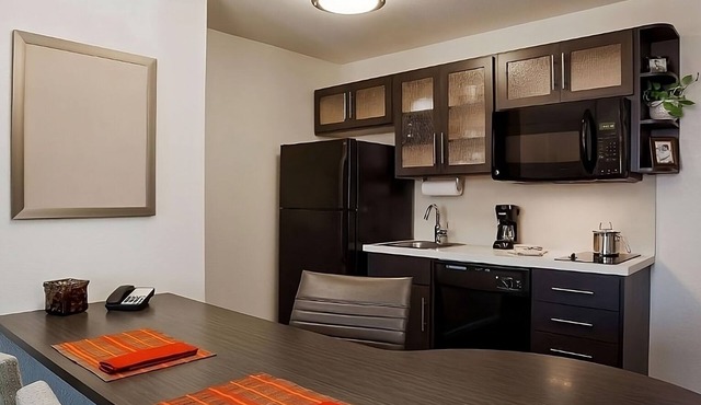 Comfort and Convenience! Parking, Kitchen, Pets Allowed Near Barrington Park!