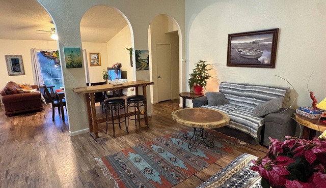 Comfort and Joy at Real Home, Chef Kitchen, Private Yard, Pet friendly Retreat