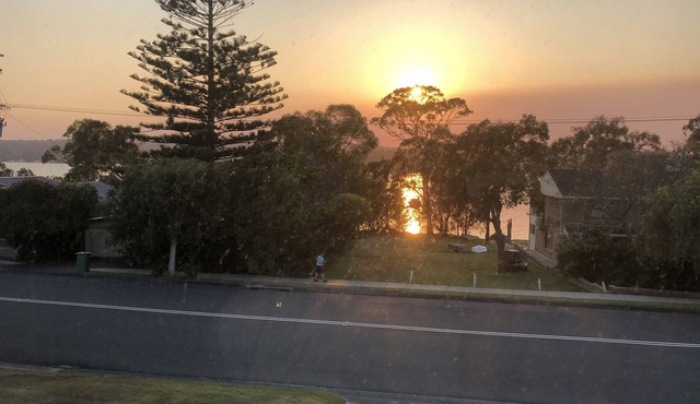 Comfort and luxury, fresh linen, airconditioned with lake views from deck.