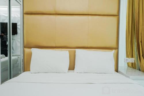 Comfort and Modern Studio at Tree Park Cikokol Apartment By Travelio