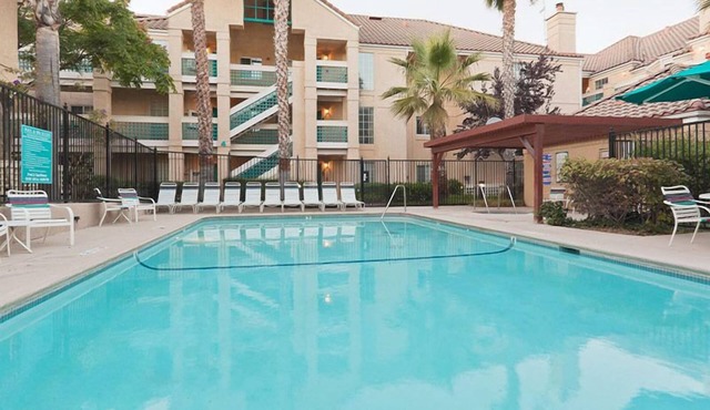 Comfort and Relaxation! 2 Modern Units, Free Breakfast, Full Kitchen, Pool!