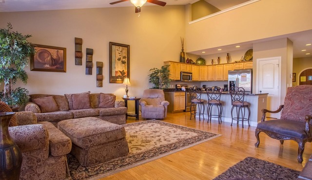 Comfort and Relaxation at this Elegant, Pet Friendly Villa in Branson Creek!