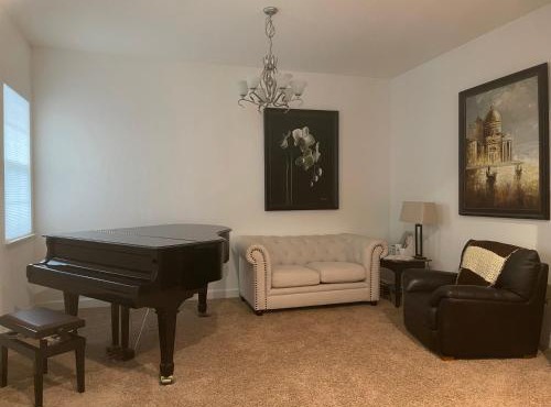 Comfort and Style Full bed shared bathroom