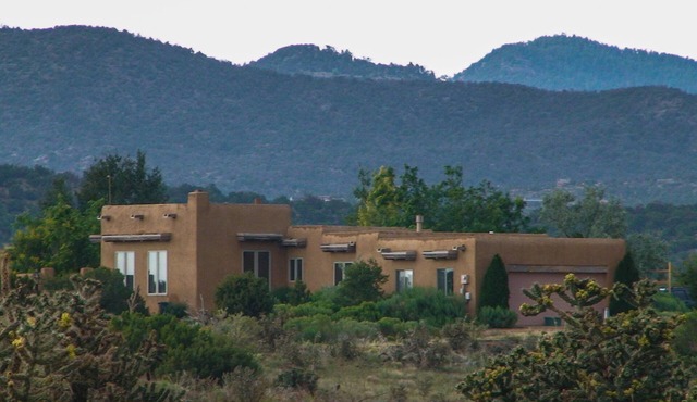 COMFORT AND VIEWS IN BEAUTIFUL SANTA FE
