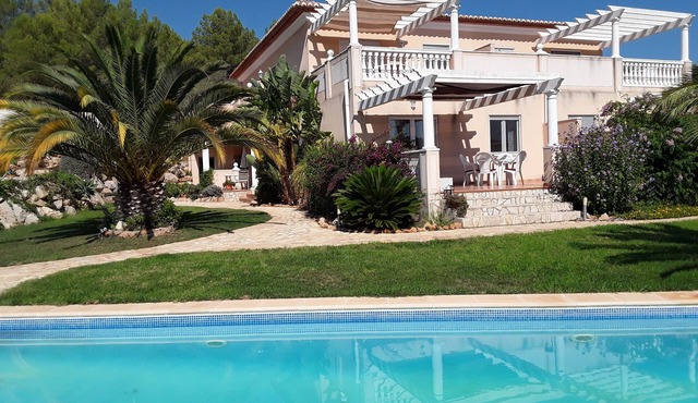 Comfort apartment with terrace by the pool