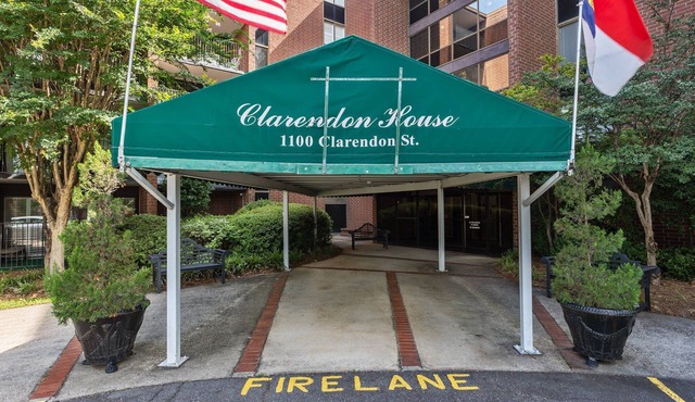 Comfort at the ClarendonnnQuaint, clean, safe, & convenient location!