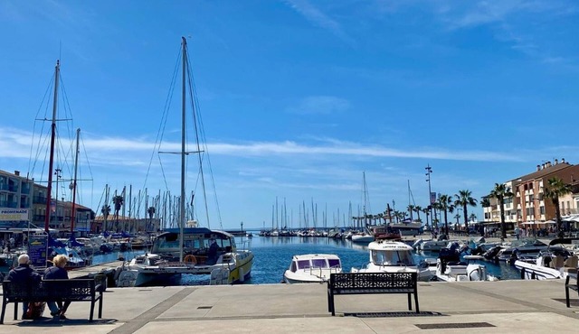 Comfort at the Mèze port, air conditioning, walk everywhere