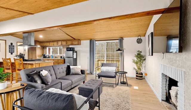 Comfort Cabin - 2BD Family Getaway in Creve Coeur