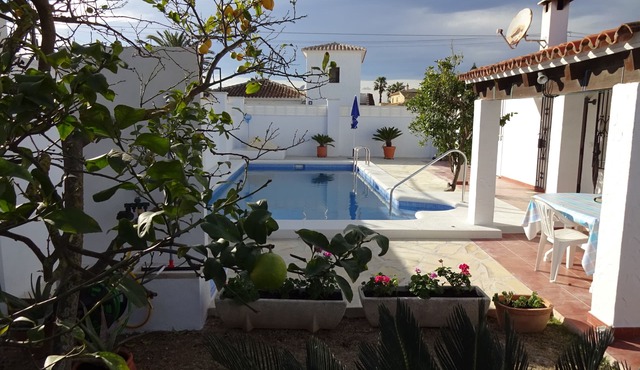 Comfort chalet, full climate, saltwater pool, enclosed garden, wifi, satellite TV 3 bedrooms