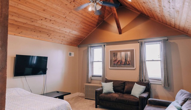 Comfort & Charm in the Heart of Minster: Up to 10 Guests