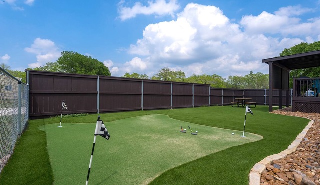 Comfort Charm|Mini Putting Green|Game Room|Grill