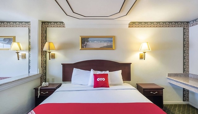 Comfort & Convenience! Free Parking, Outdoor Pool, Pets Allowed!