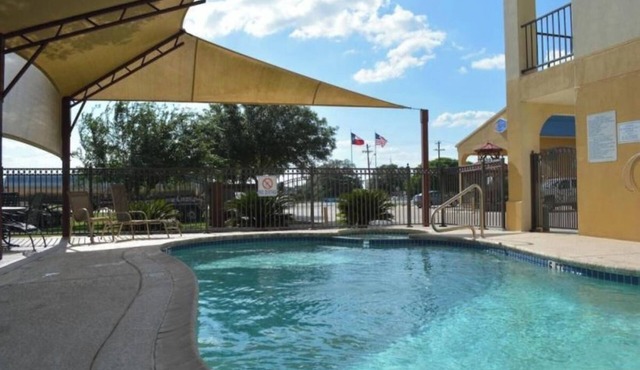 Comfort & Convenience – Ideal Base for Exploring Town l 2 Rooms w/Parking, Pool