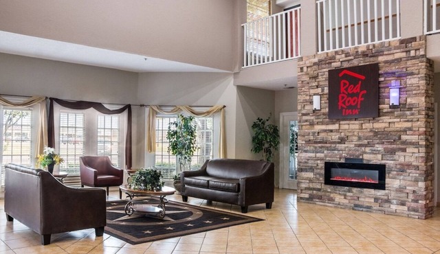 Comfort & Convenience! Pool, Pets Allowed, Near Window on the Plains Museum!
