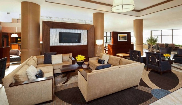 Comfort & Convenience Await! Restaurant, Pool, Onsite Bar