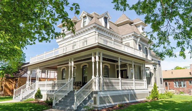 Comfort & Elegance in a Historic La Crosse, Wisconsin Mansion