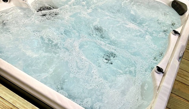 Comfort Elevated Hot Tub King Suite Direct Trail Access In Town WiFi