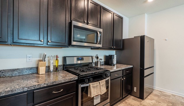 Comfort Family Home - Tesla Charger, 4 BR, BBQ and Spacious Patio
