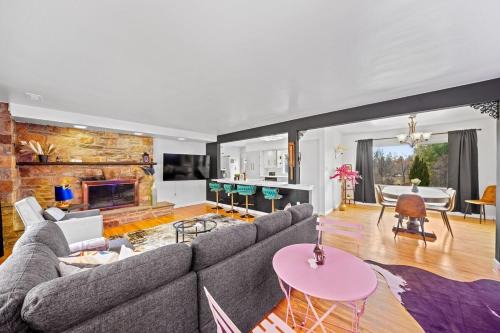 Comfort, Fun, & Charming - 5BR Oasis with Pool