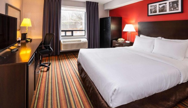 Comfort Hotel & Suites