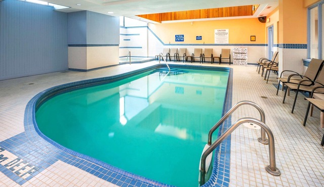 Comfort Hotel & Suites