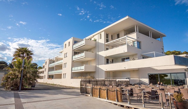 Comfort in Mèze: Air-conditioned apartment with terrace and garden