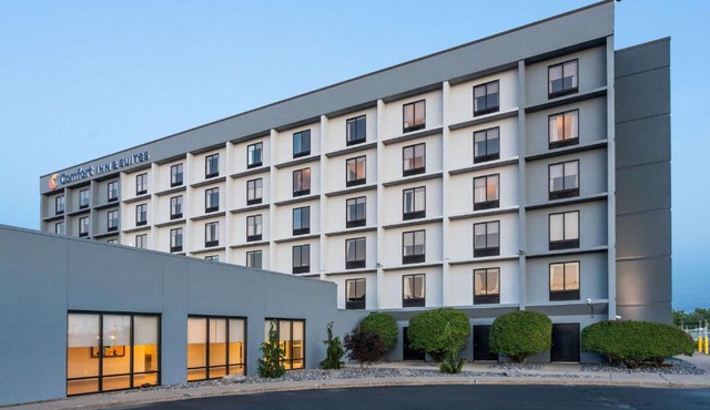Comfort Inn & Suites Buffalo Airport