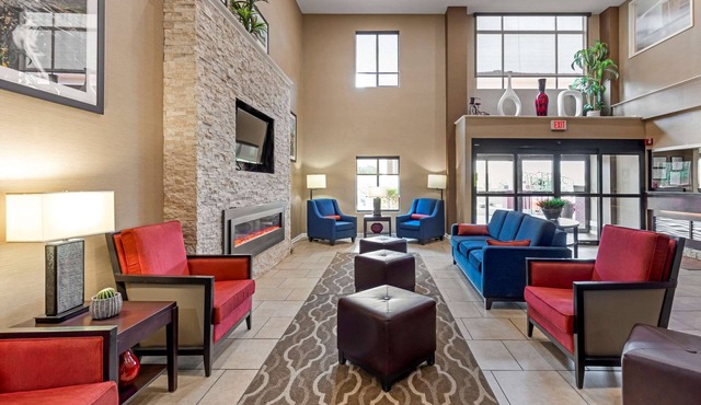 Comfort Inn & Suites Canton Riverstone Area