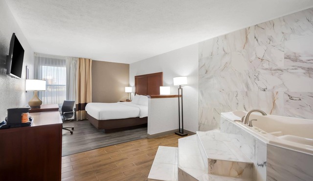 Comfort Inn & Suites Cincinnati Eastgate