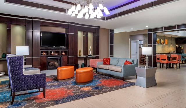 Comfort Inn & Suites Cleveland TX