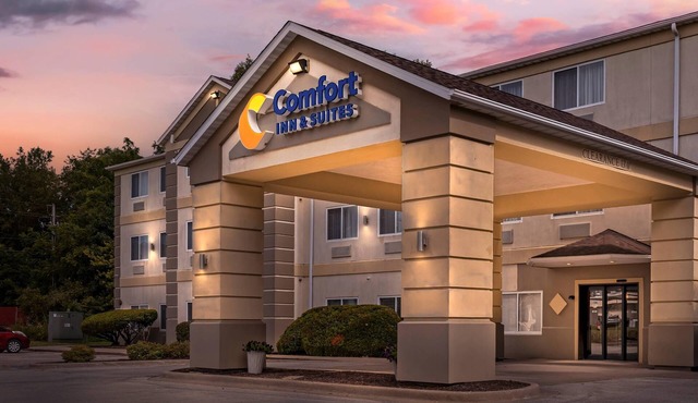 Comfort Inn & Suites East Moline near I-80