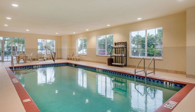Comfort Inn & Suites Fort Myers Airport