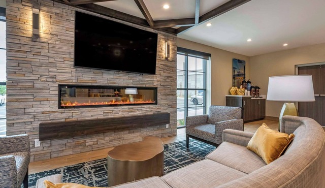 Comfort Inn & Suites Jacksonville - Orange Park Near Naval Air Station