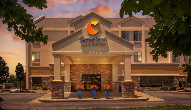 Comfort Inn & Suites Kansas City - Northeast