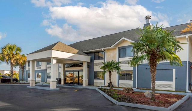 Comfort Inn & Suites - near Robins Air Force Base Main Gate
