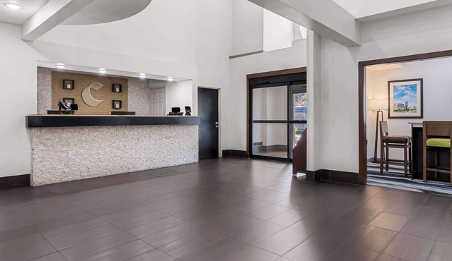 Comfort Inn & Suites near Tinley Park Amphitheater