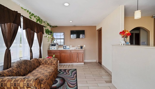 Comfort Meets Affordability! 2 Comfortable Units, Parking, Near Flournoy Park