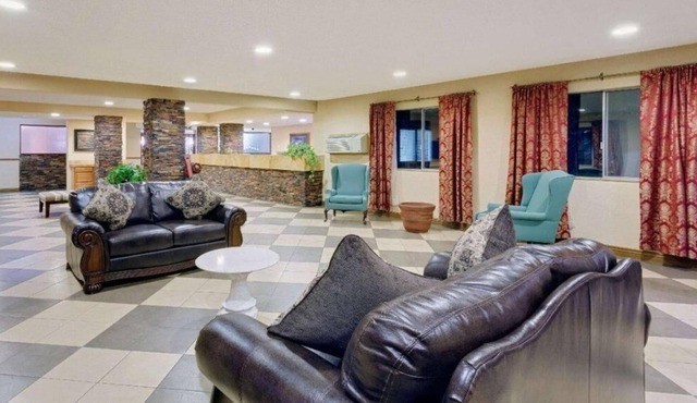 Comfort Meets Affordability in Knights Inn Evanston! Free Parking, Pet-friendly