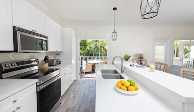 Comfort Meets Convenience – Private Pool & Full Kitchen!