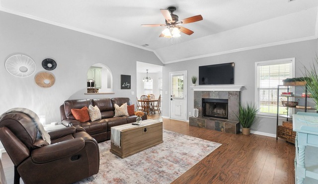 Comfort Meets Convenience 3BR Near Robins AFB w/Patio & Yard