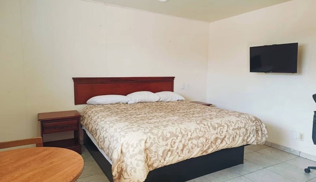 Comfort Meets Convenience: Queen Bedroom w/Free Wi-Fi & Close to La Plaza Mall