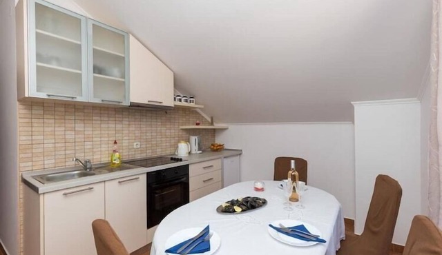 Comfort One Bedroom Apartment with Balcony and Sea View (VELIKI)