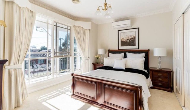 Comfort Private room with queen bed & study