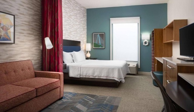 Comfort Retreat! Outdoor Pool, Free Hot Breakfast, Free Parking, Pets Allowed!